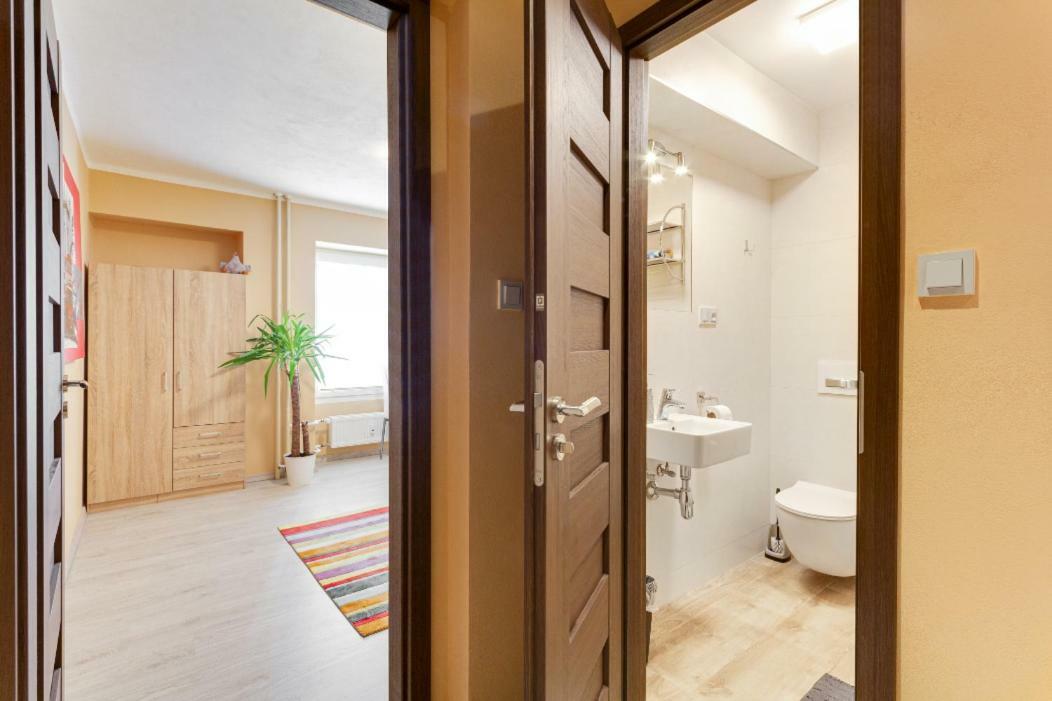 Cozy Room At Metro Station, Private Bathroom, 9Minutes Oldtown, 15Minutes Airport, Wifi プラハ エクステリア 写真