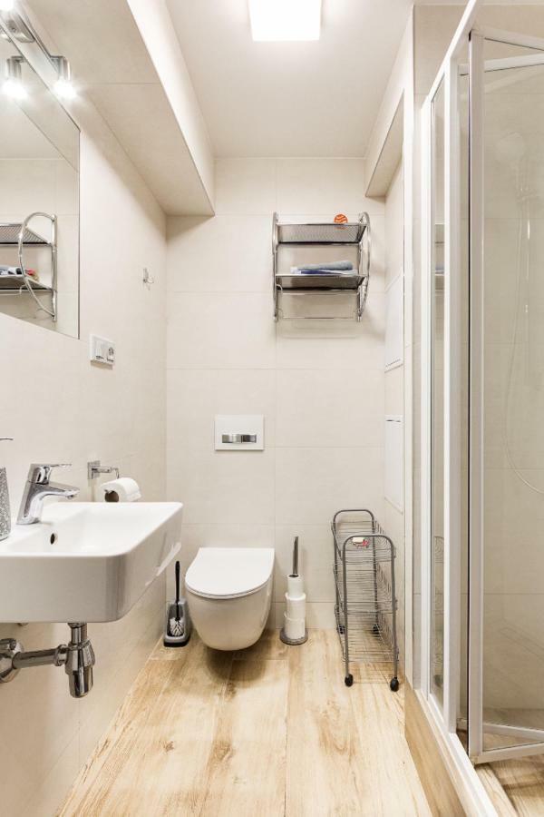 Cozy Room At Metro Station, Private Bathroom, 9Minutes Oldtown, 15Minutes Airport, Wifi プラハ エクステリア 写真